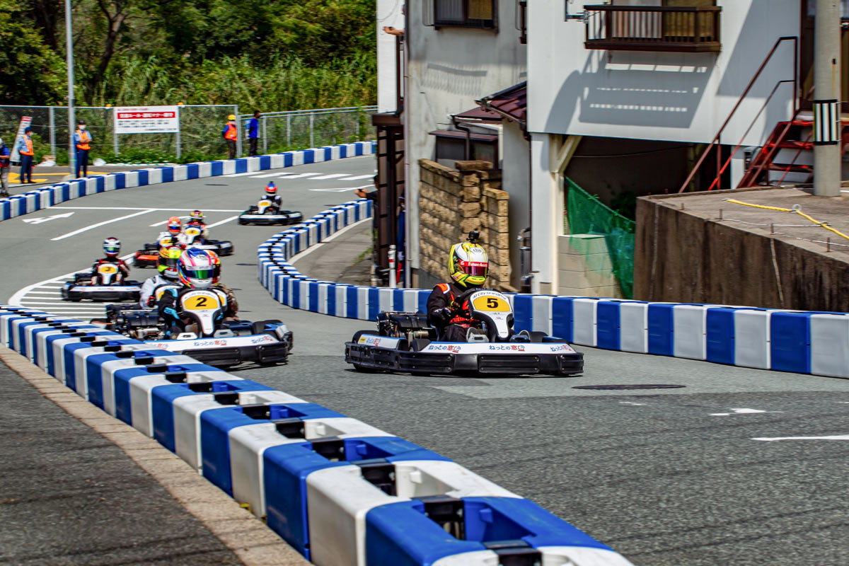 レンタルカートを使用したA1市街地グランプリGOTSU2020決勝レースで江津市内の仮設サーキットを走行するドライバー