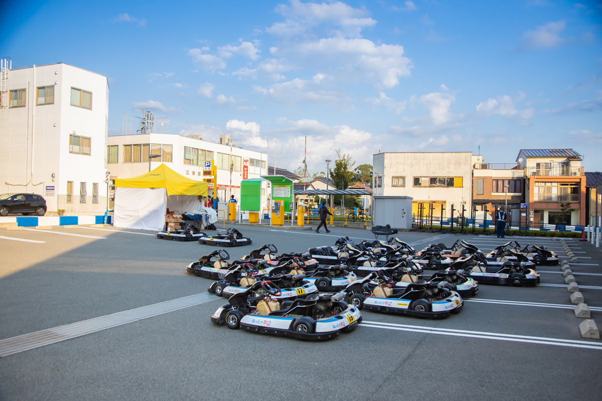 写真：A1市街地グランプリGOTSU2020のコース設営を行う地元ボランティア