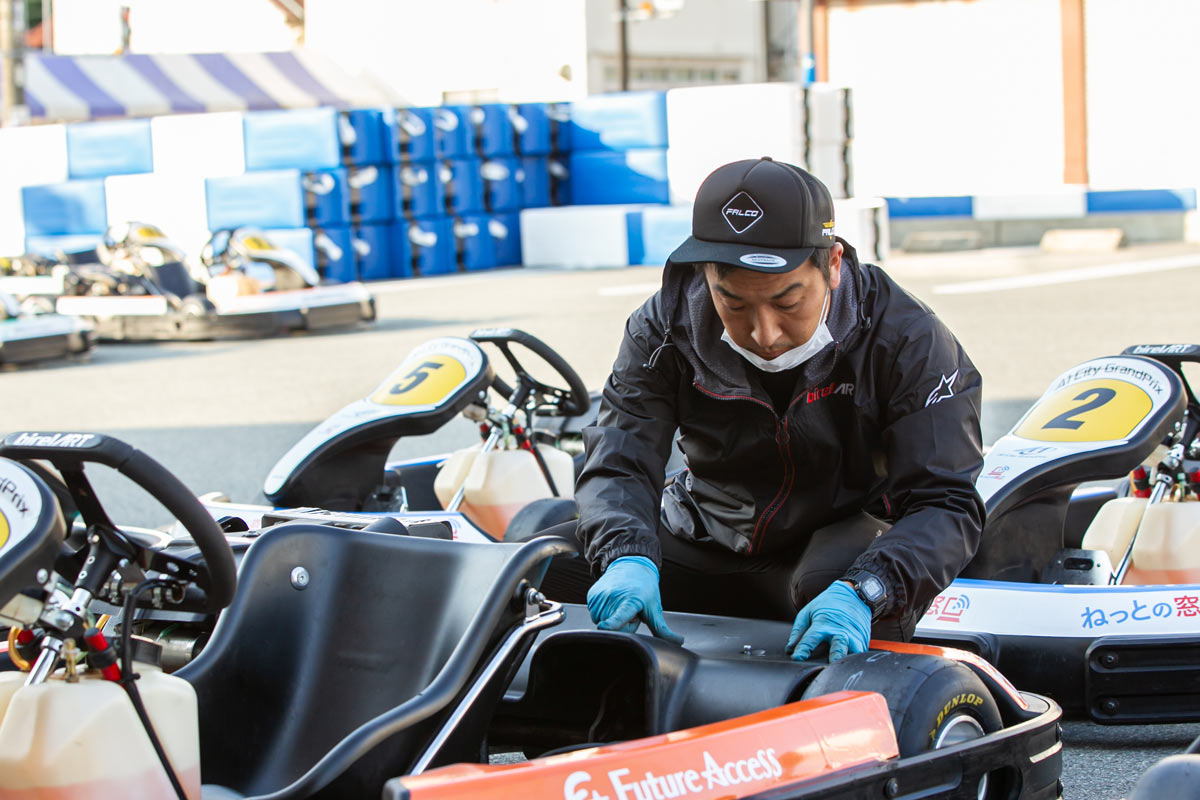 写真：A1市街地グランプリGOTSU2020のコース設営を行う地元ボランティア