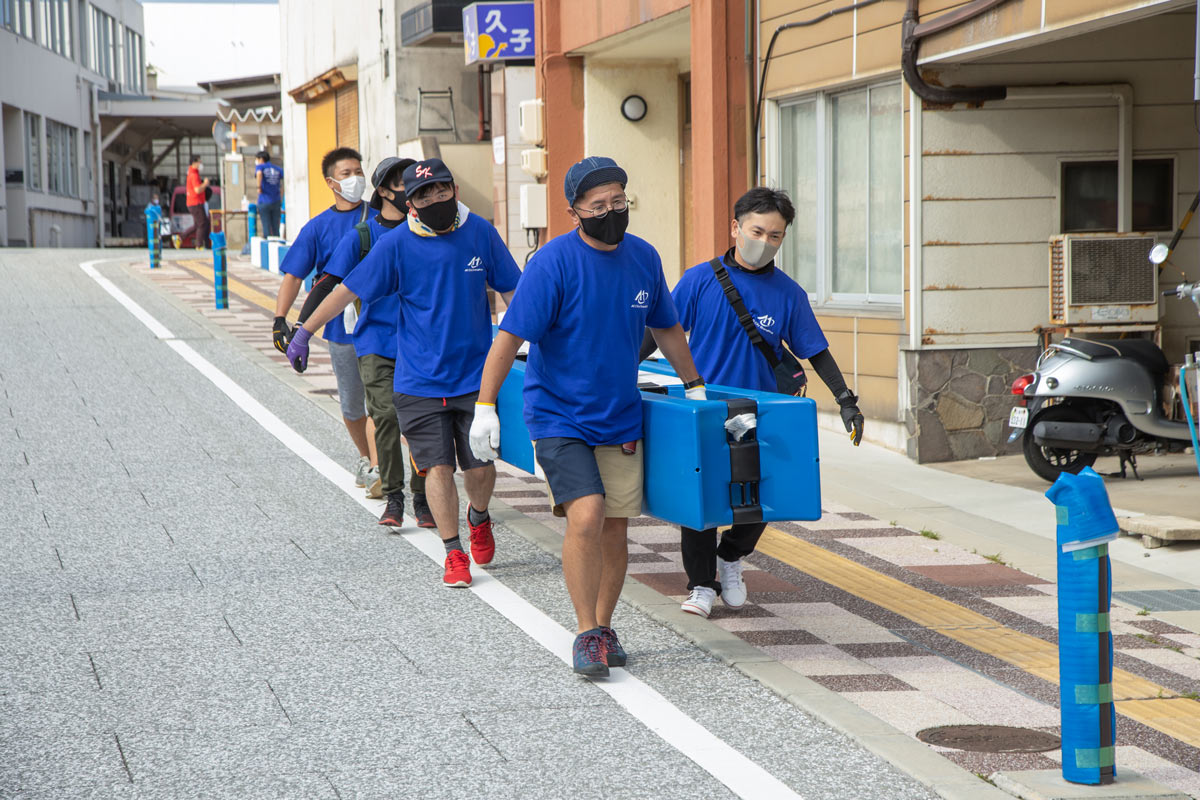 写真：A1市街地グランプリGOTSU2020のコース設営を行う地元ボランティア