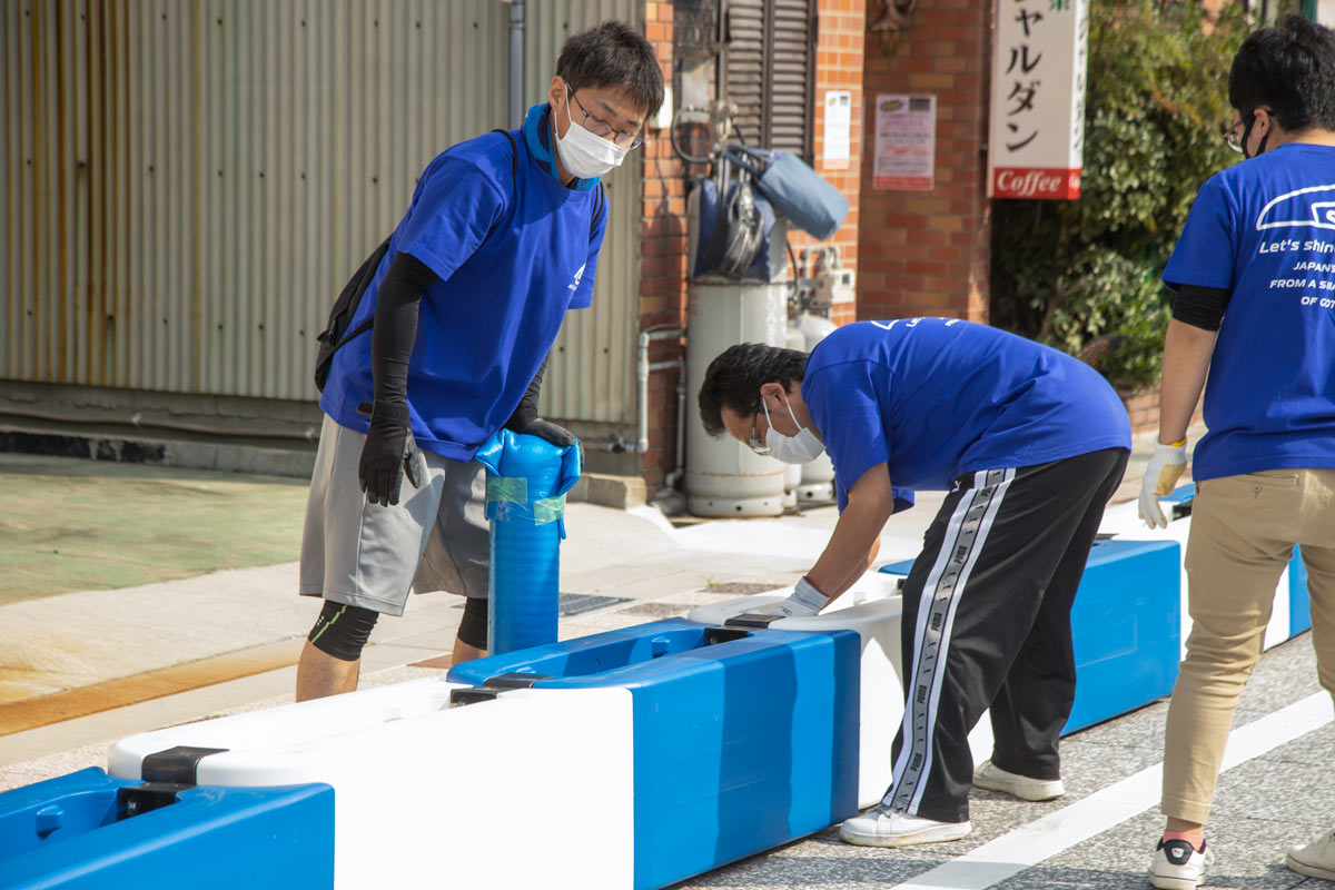 写真：A1市街地グランプリGOTSU2020のコース設営を行う地元ボランティア