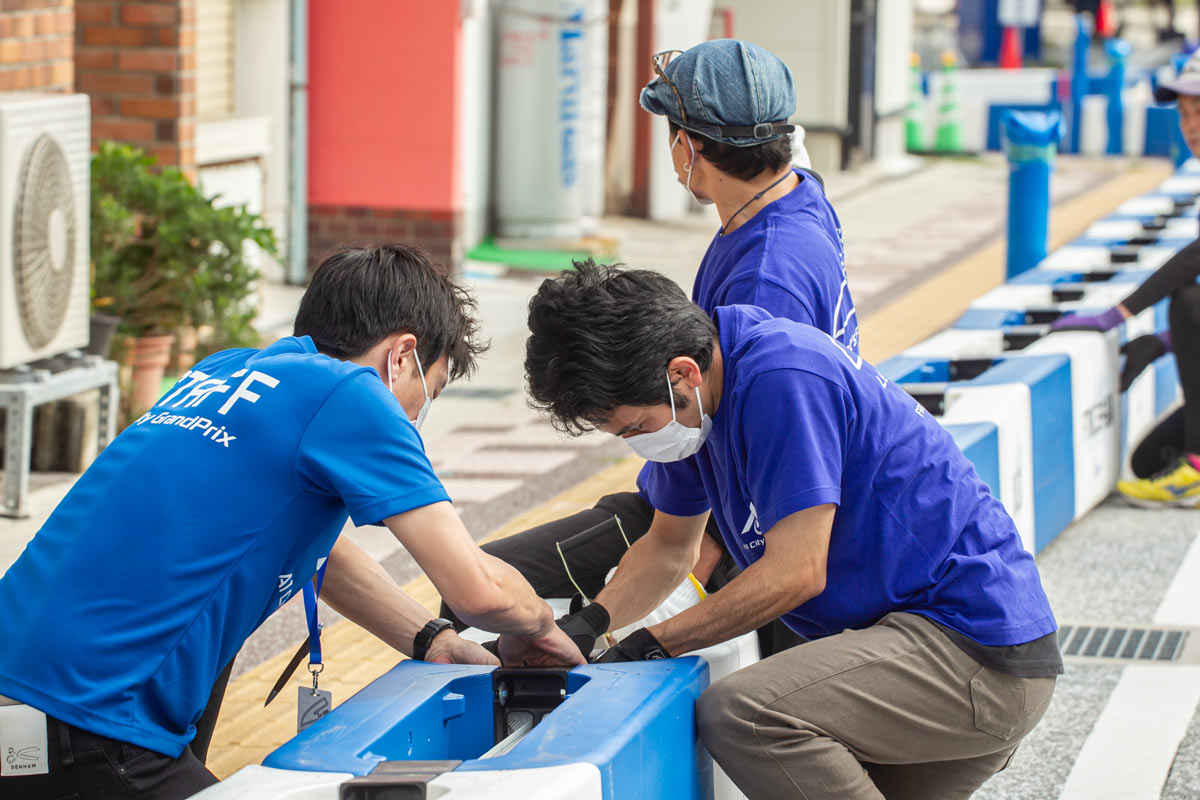 写真：A1市街地グランプリGOTSU2020のコース設営を行う地元ボランティア