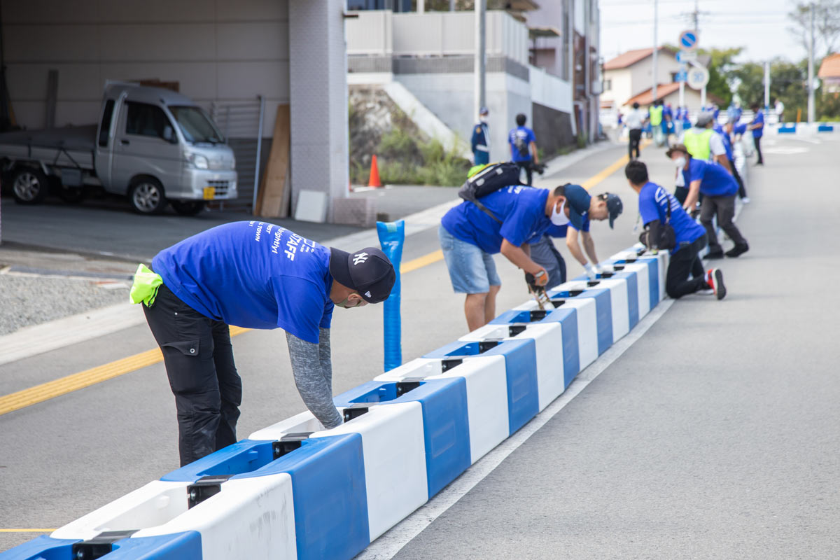写真：A1市街地グランプリGOTSU2020のコース設営を行う地元ボランティア