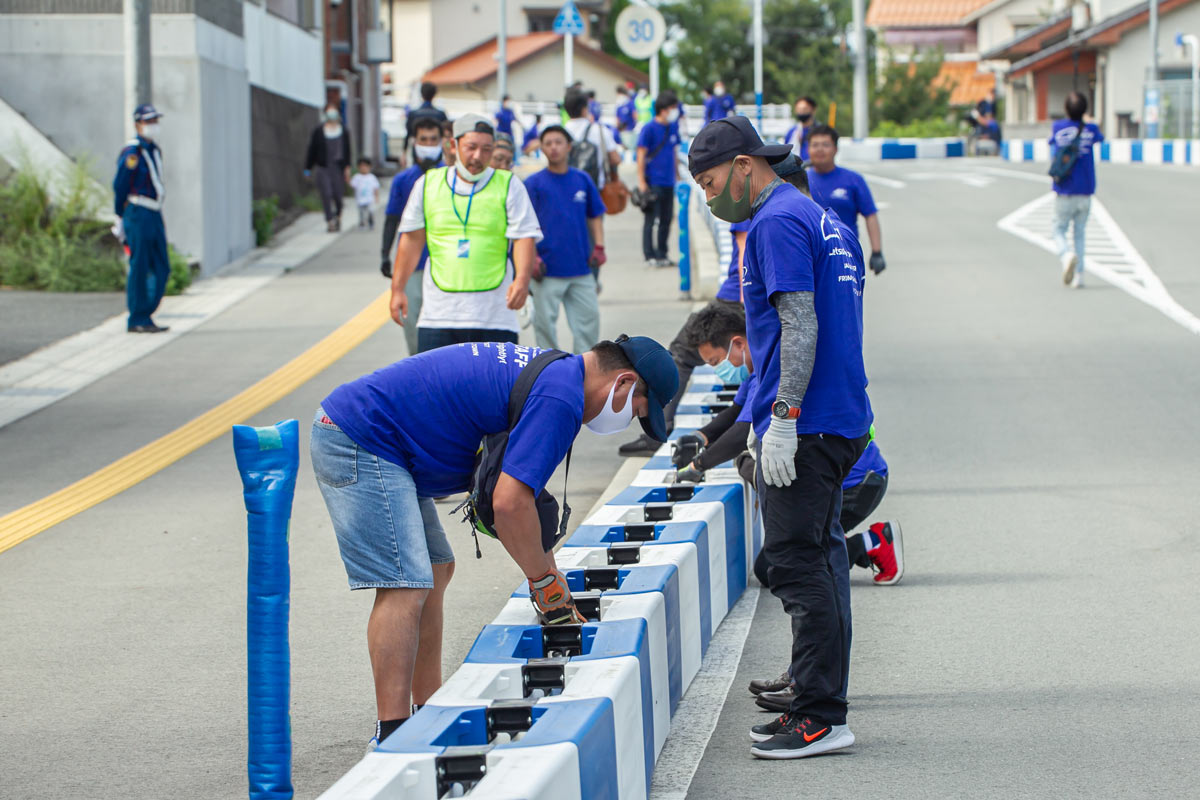 写真：A1市街地グランプリGOTSU2020のコース設営を行う地元ボランティア