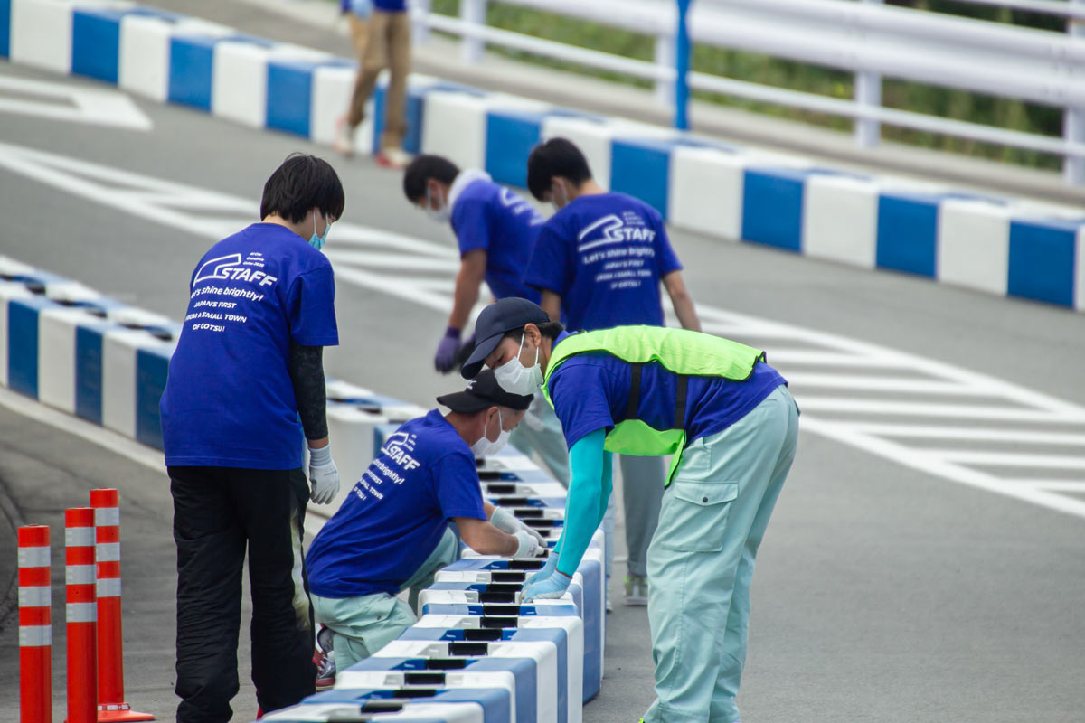 写真：A1市街地グランプリGOTSU2020のコース設営を行う地元ボランティア