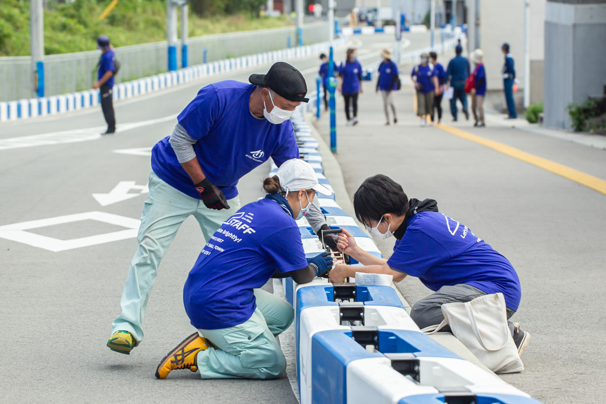写真：A1市街地グランプリGOTSU2020のコース設営を行う地元ボランティア