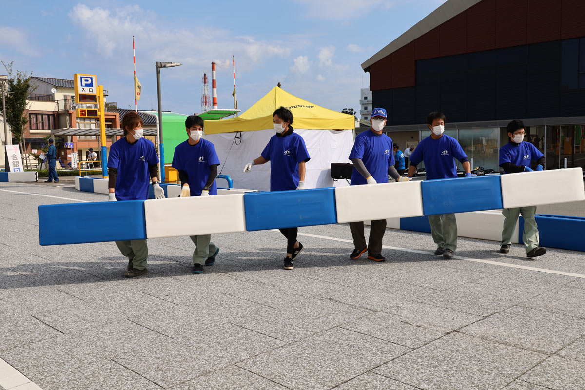 写真：A1市街地グランプリGOTSU2020のコース設営を行う地元ボランティア