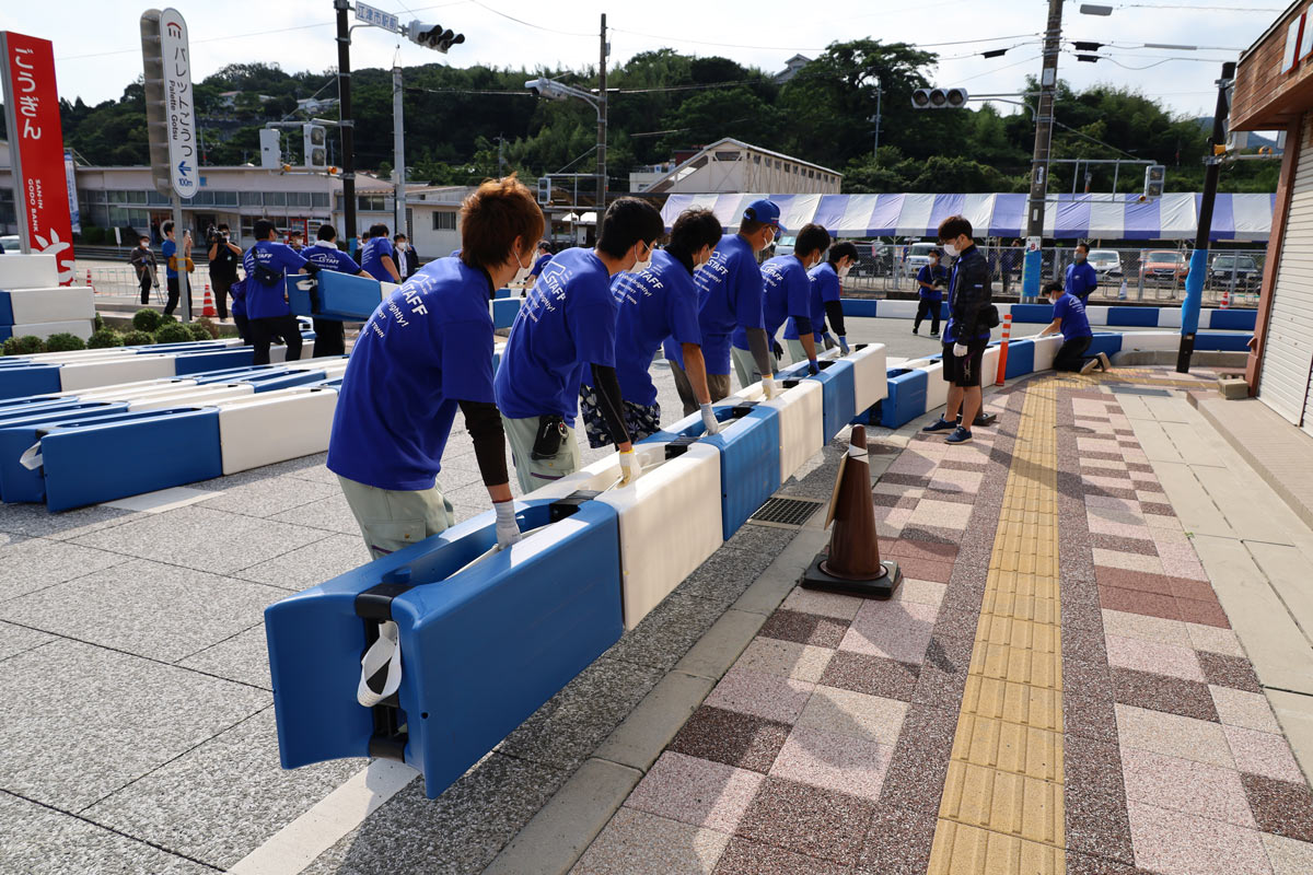 写真：A1市街地グランプリGOTSU2020のコース設営を行う地元ボランティア