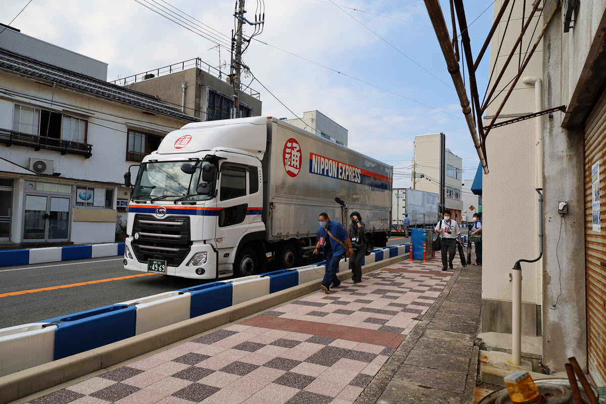 写真：A1市街地グランプリGOTSU2020のコース設営を行う地元ボランティア