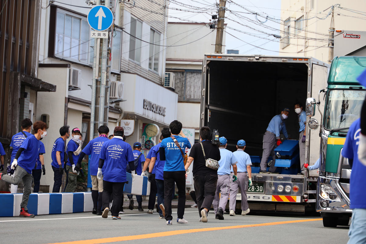 写真：A1市街地グランプリGOTSU2020のコース設営を行う地元ボランティア
