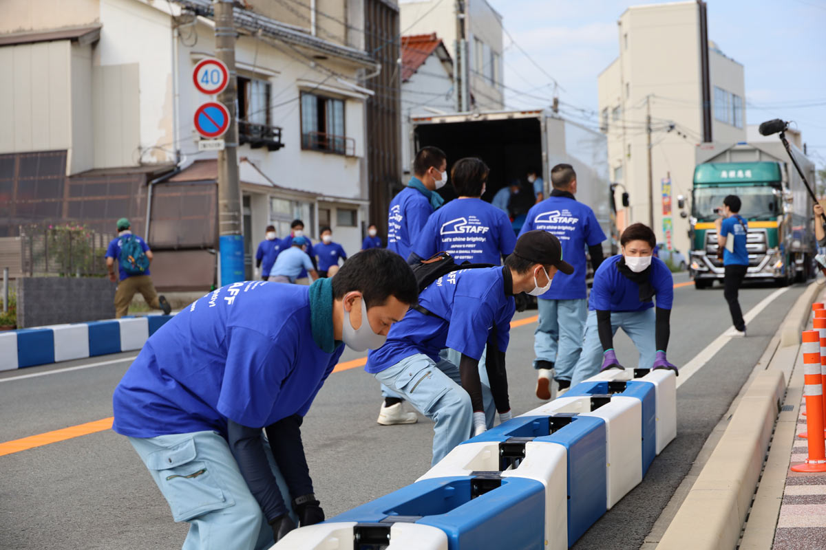 写真：A1市街地グランプリGOTSU2020のコース設営を行う地元ボランティア
