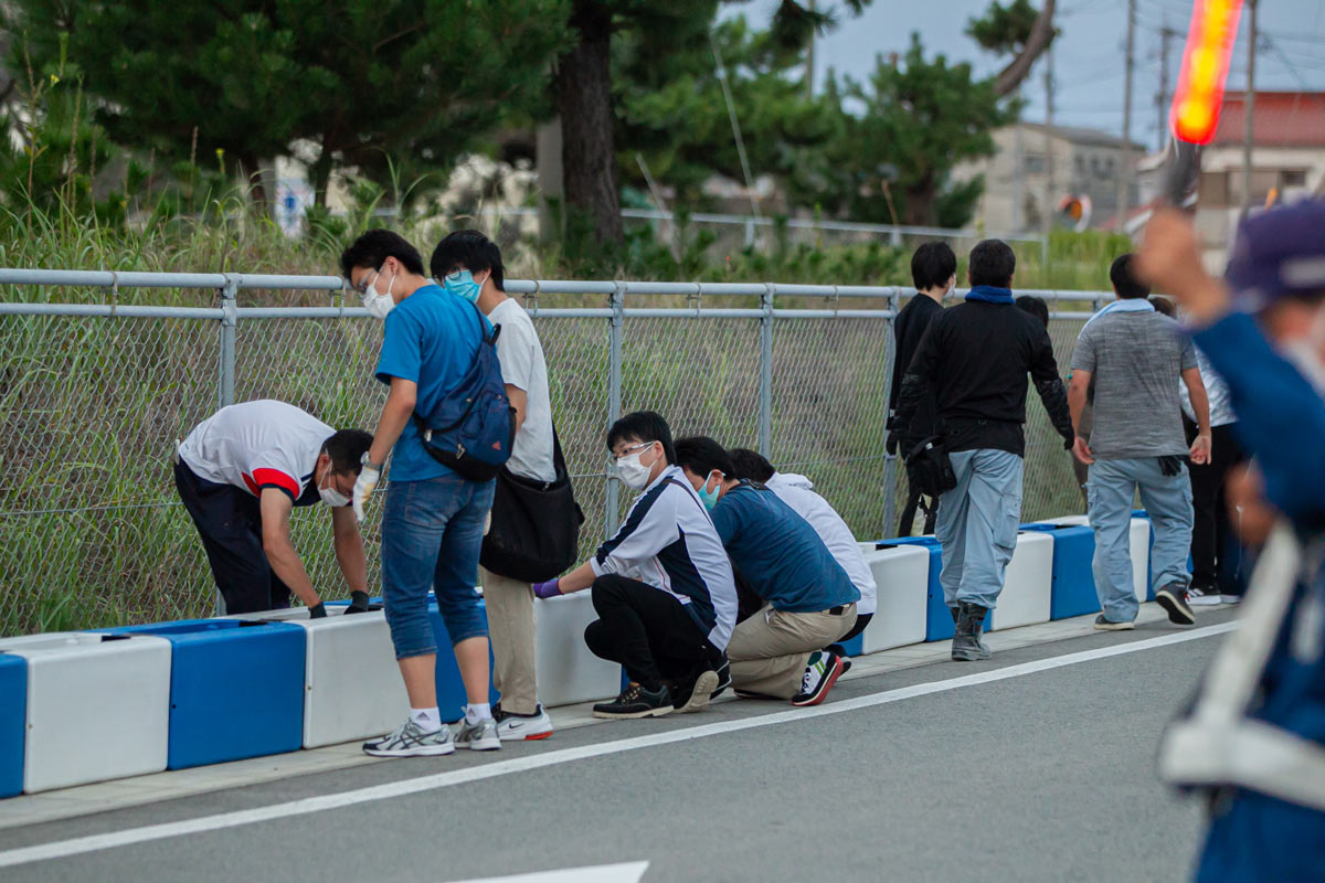 写真：A1市街地グランプリGOTSU2020のコース設営を行う地元ボランティア