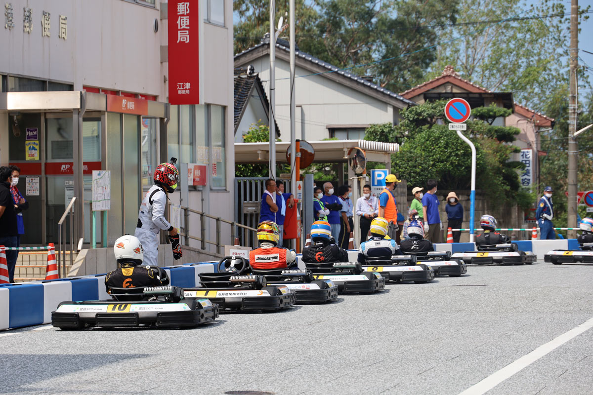 写真：A1市街地グランプリGOTSU２０２０ピットアウトしたドライバー