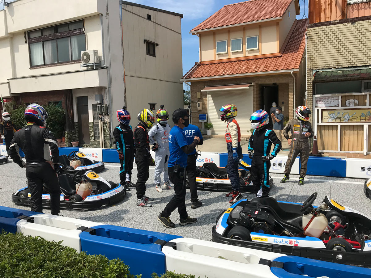 写真：A1市街地グランプリGOTSU２０２０のホームストレートで休憩するドライバー