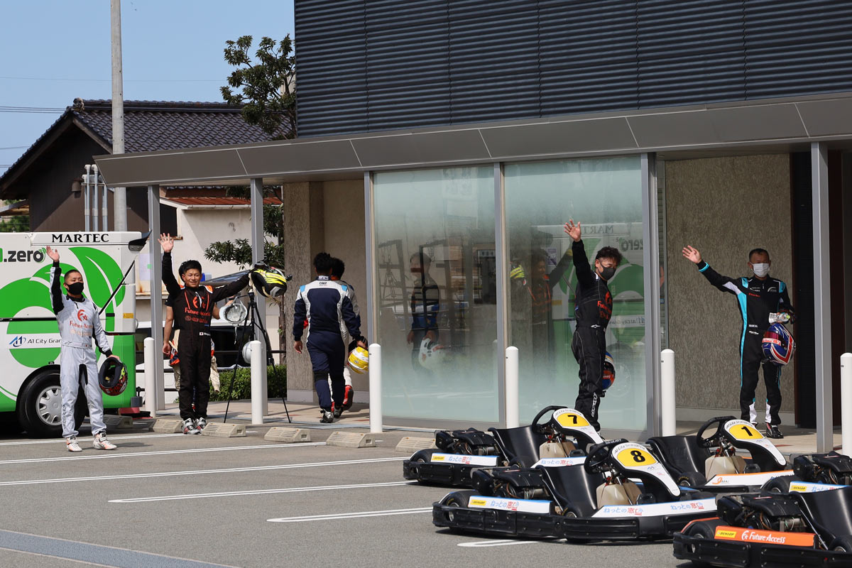 写真：A1市街地グランプリGOTSU２０２０決勝レース後に観客に手を振るドライバー