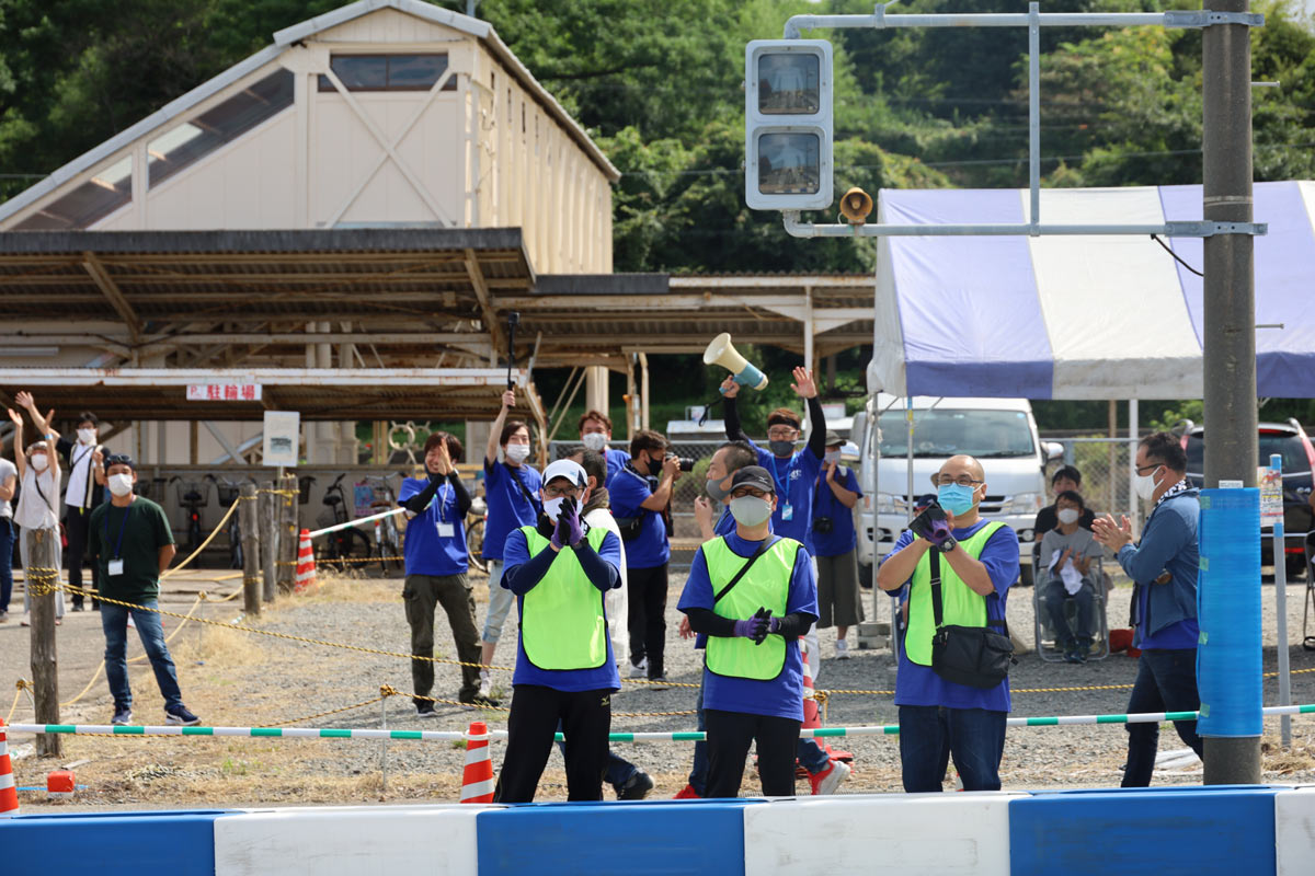 写真：A1市街地グランプリGOTSU２０２０ドライバーに手を振る観客