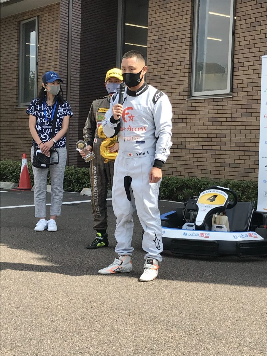 写真：A1市街地グランプリGOTSU2020決勝レース後にコメントする関口雄飛選手