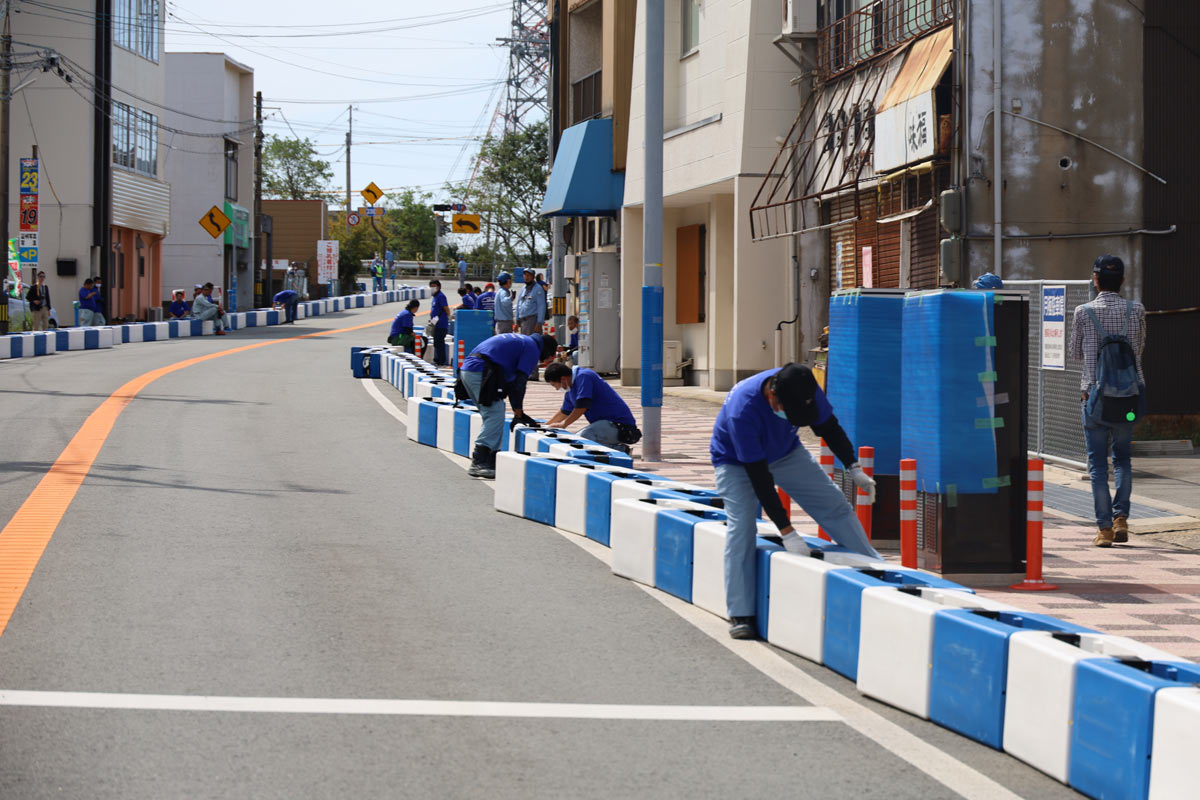 写真：A1市街地グランプリGOTSU2020のコース撤去を行う地元ボランティア