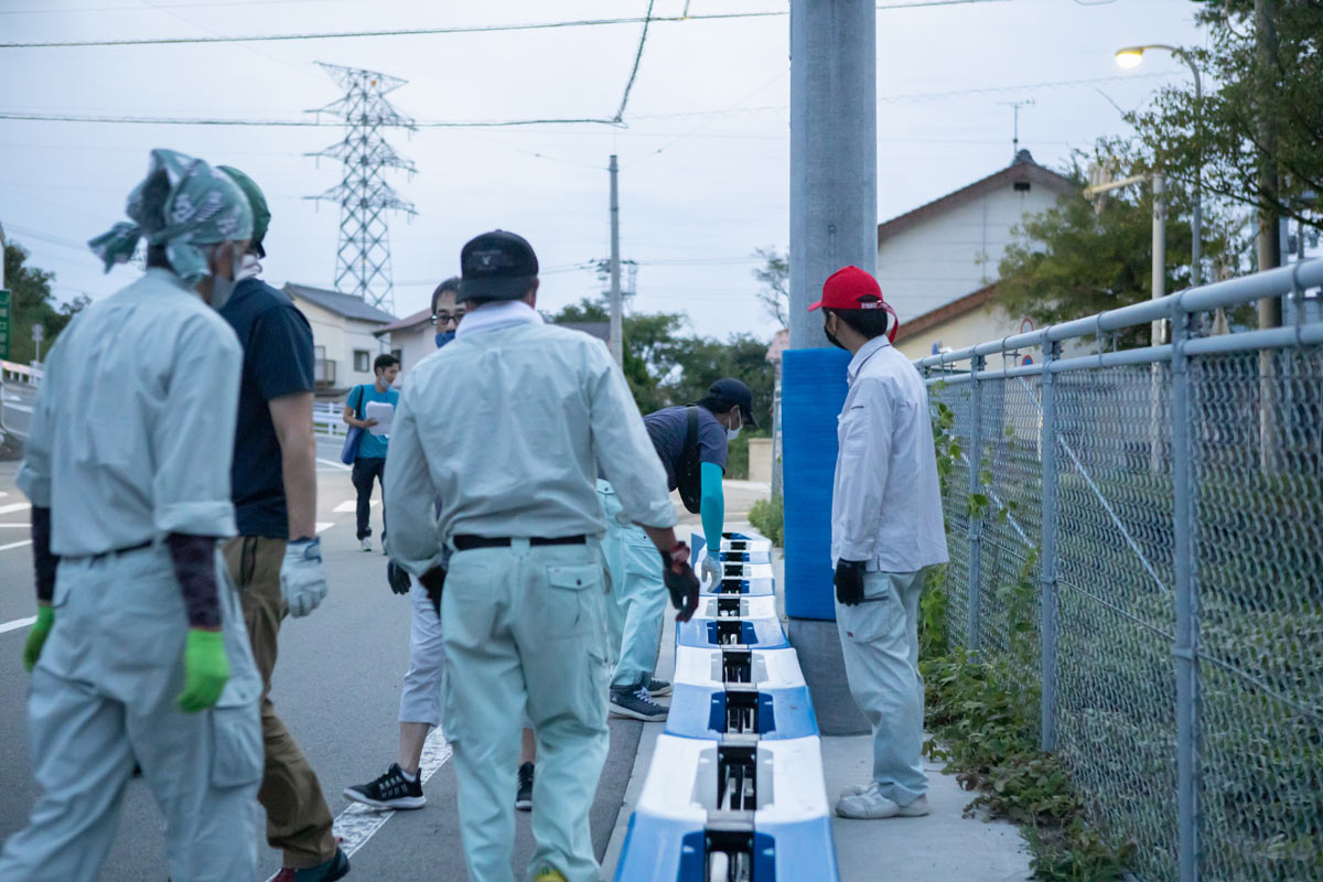 写真：A1市街地グランプリGOTSU2020のコース設営を行う地元ボランティア