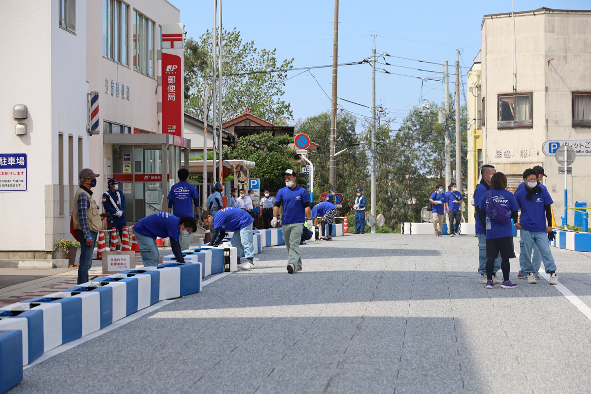写真：A1市街地グランプリGOTSU2020のコース撤去を行う地元ボランティア