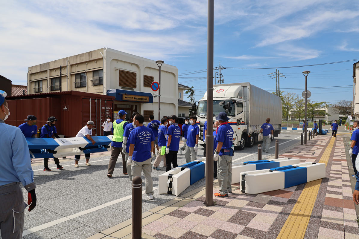 写真：A1市街地グランプリGOTSU2020のコース撤去を行う地元ボランティア