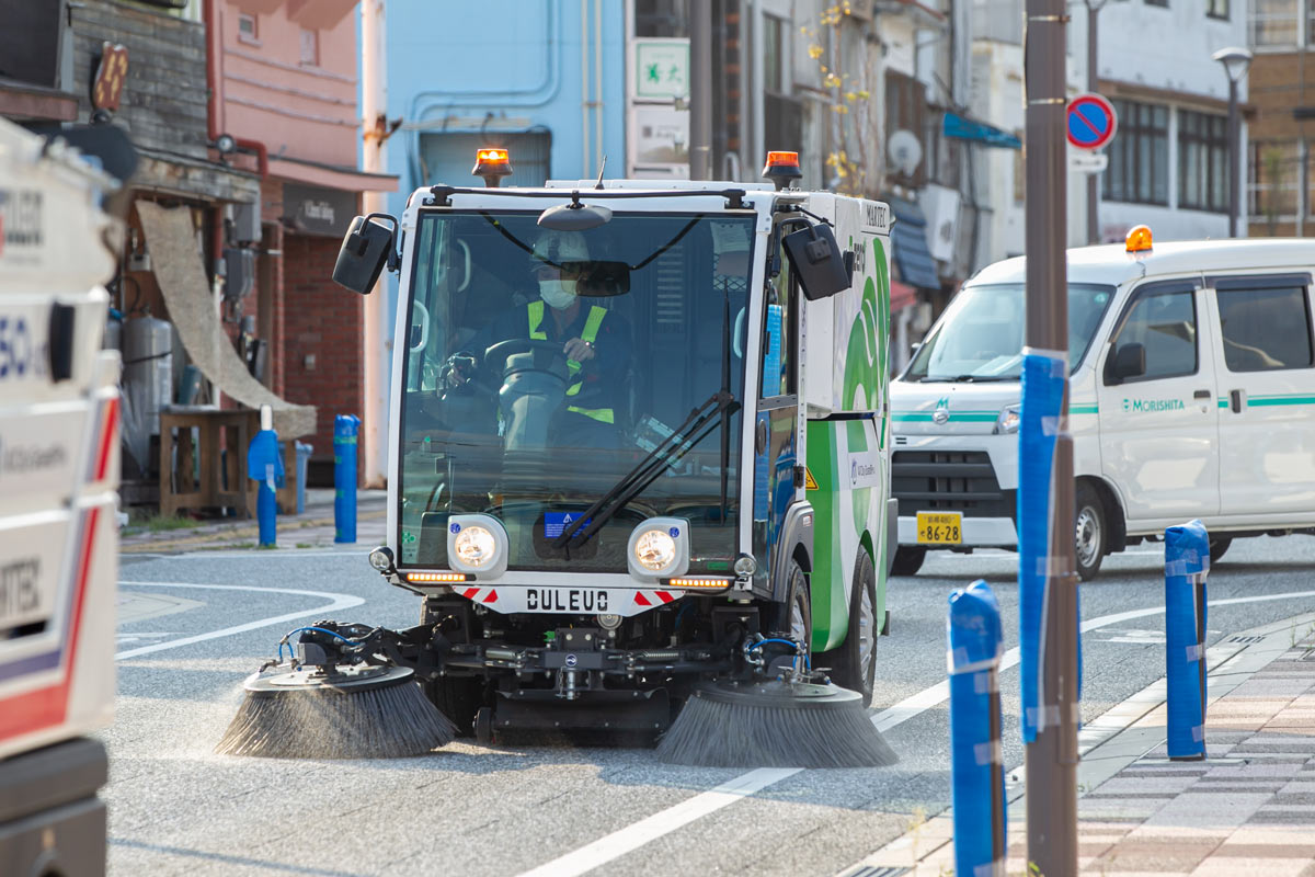 写真：A1市街地グランプリGOTSU2020公式EV道路清掃車DULEVOが江津市街地コースを清掃する様子