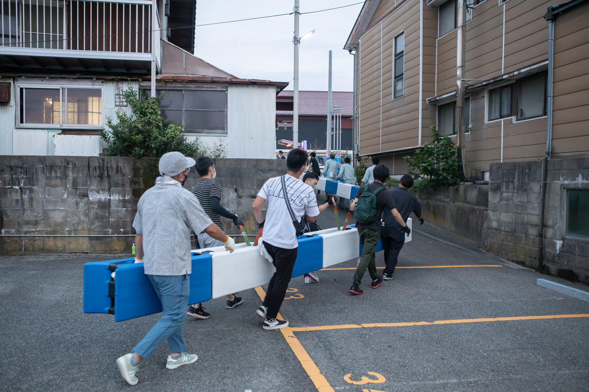 A1市街地グランプリGOTSU2020のコース設営を行う地元ボランティア