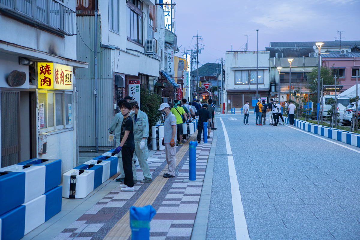 写真：A1市街地グランプリGOTSU2020のコース設営を行う地元ボランティア