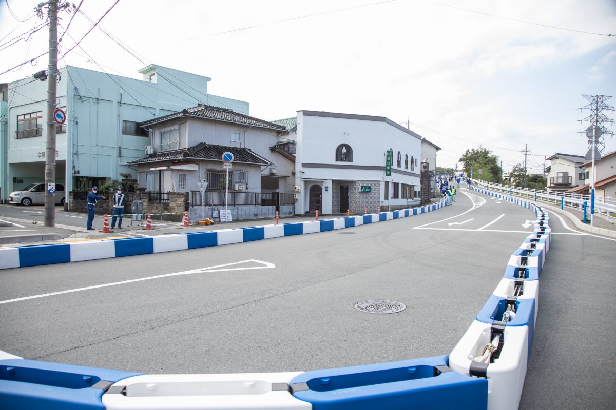 写真：江津市街地コースに設営されたGoTrackBarriers（ゴートラックバリア）